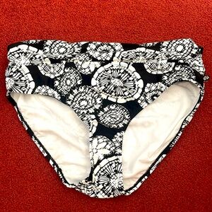 La vien rose bikini bottoms. Slight high waist. Full coverage